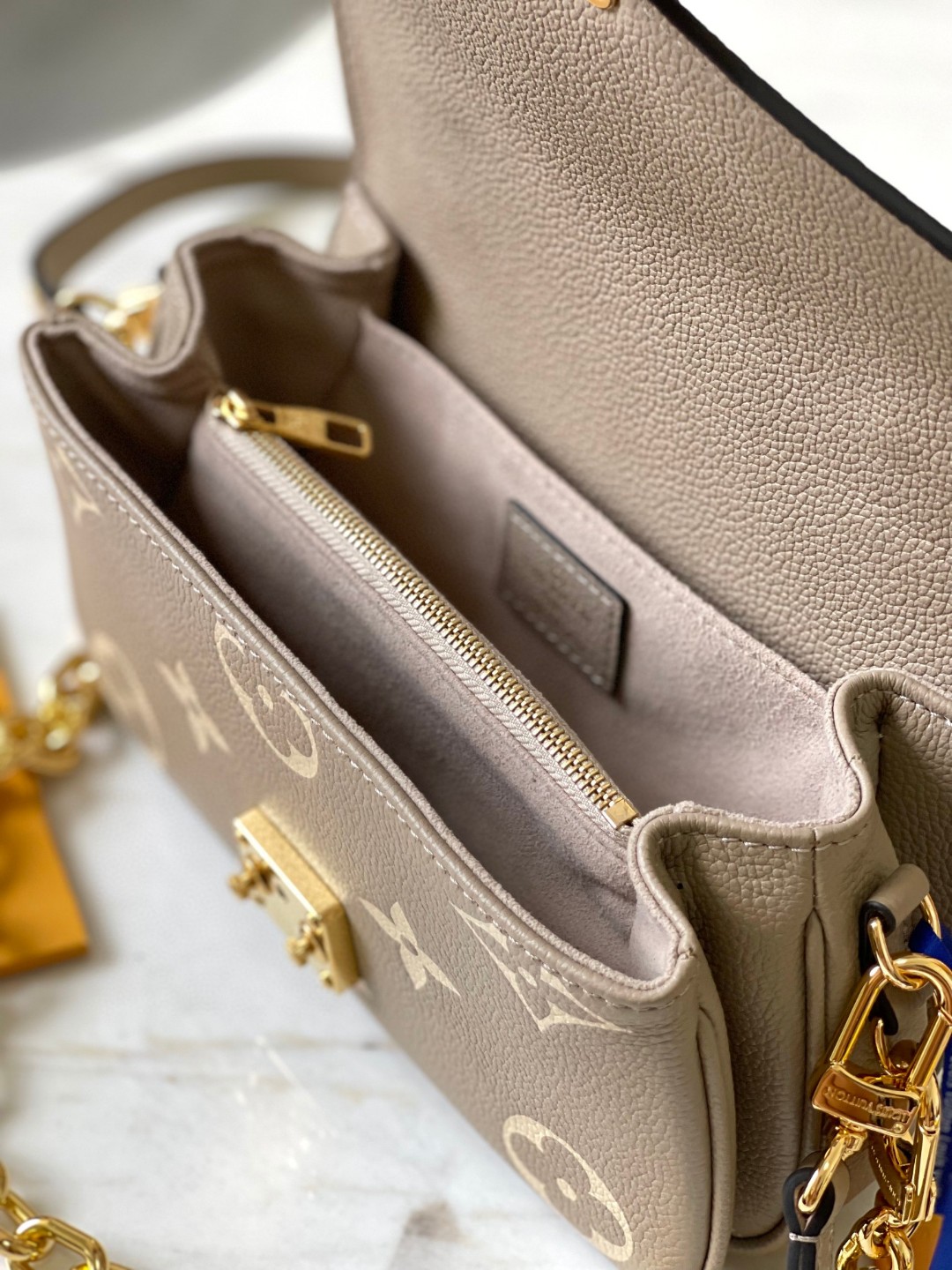 Louis Vuitton M23081 Pochette Métis East West