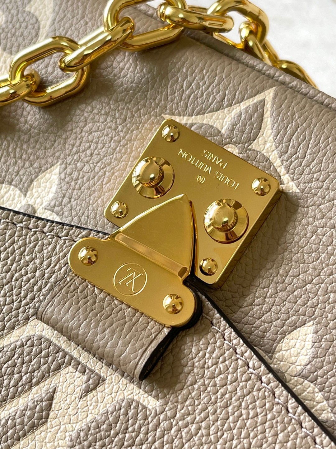 Louis Vuitton M23081 Pochette Métis East West
