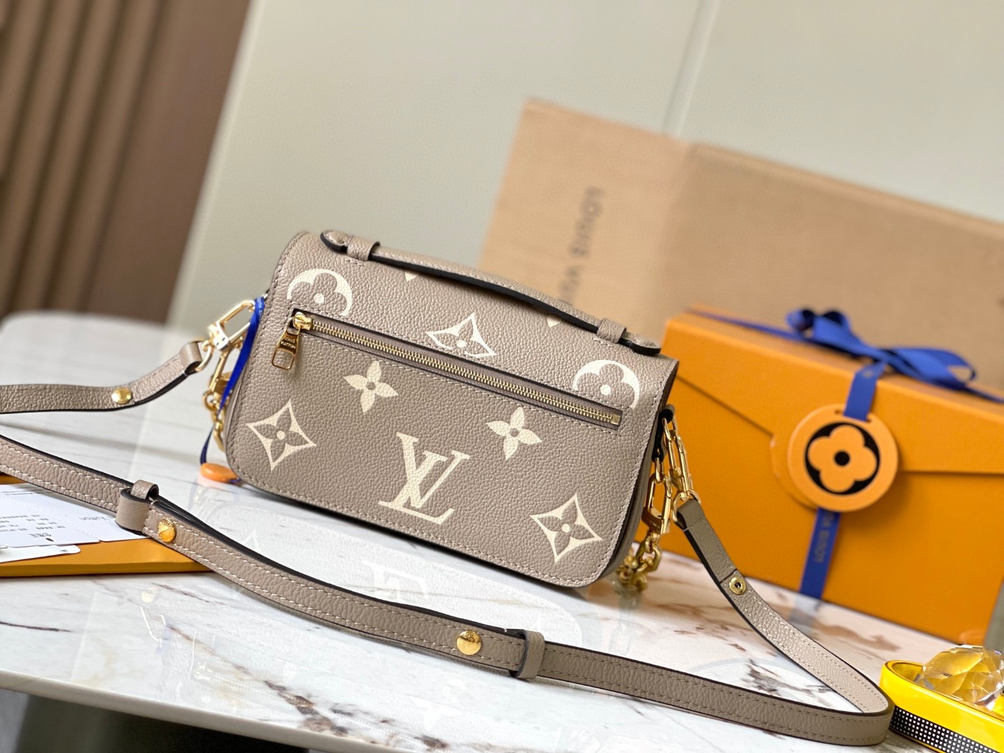 Louis Vuitton M23081 Pochette Métis East West