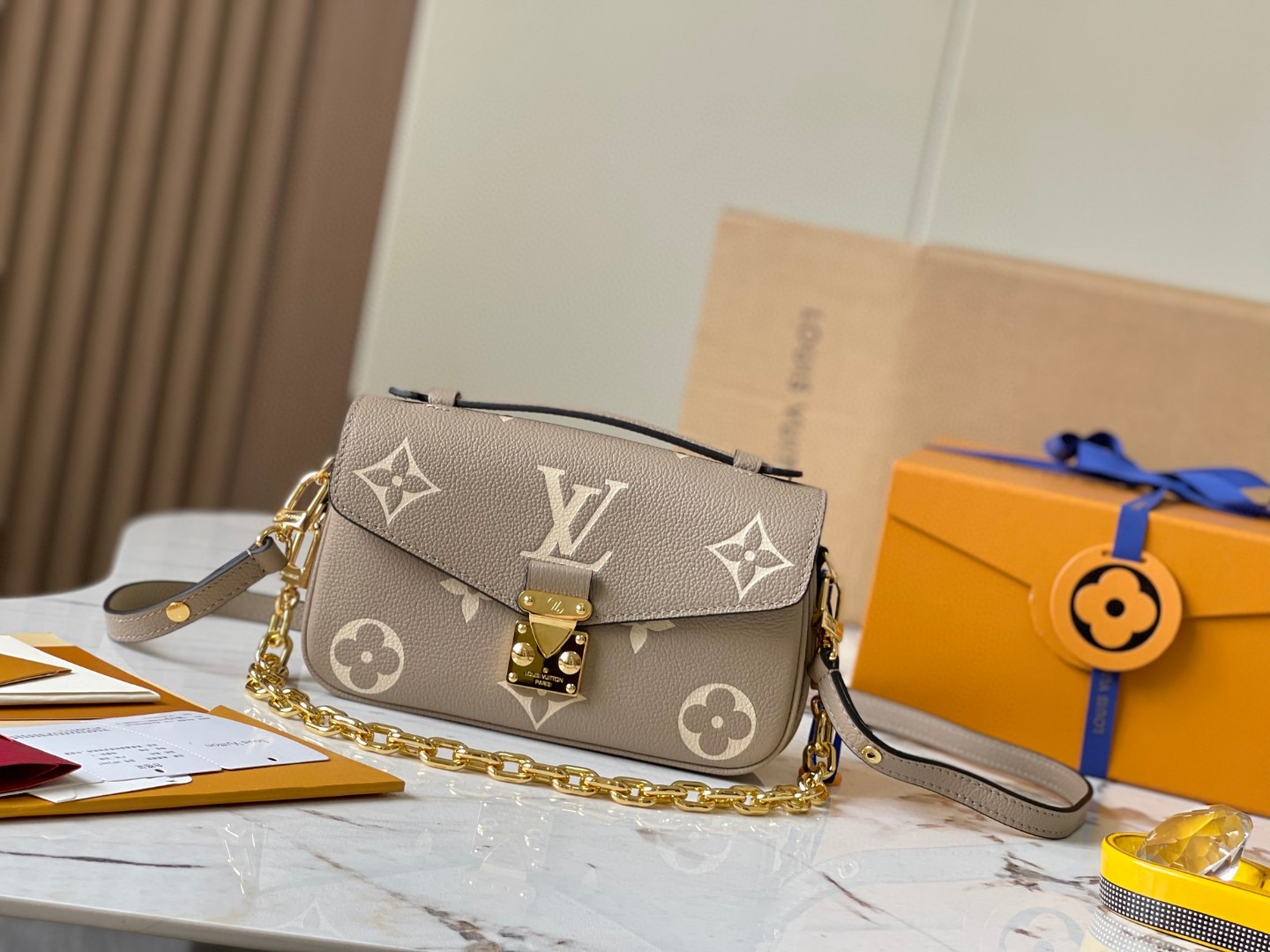 Louis Vuitton M23081 Pochette Métis East West