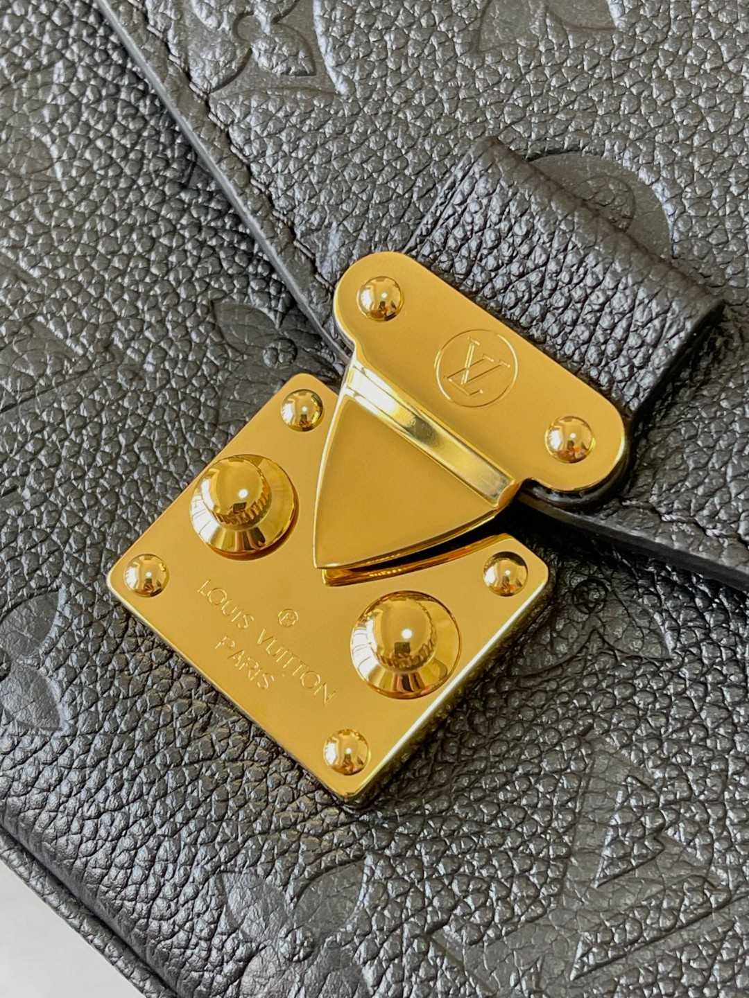 Louis Vuitton M46595 Pochette Métis East West