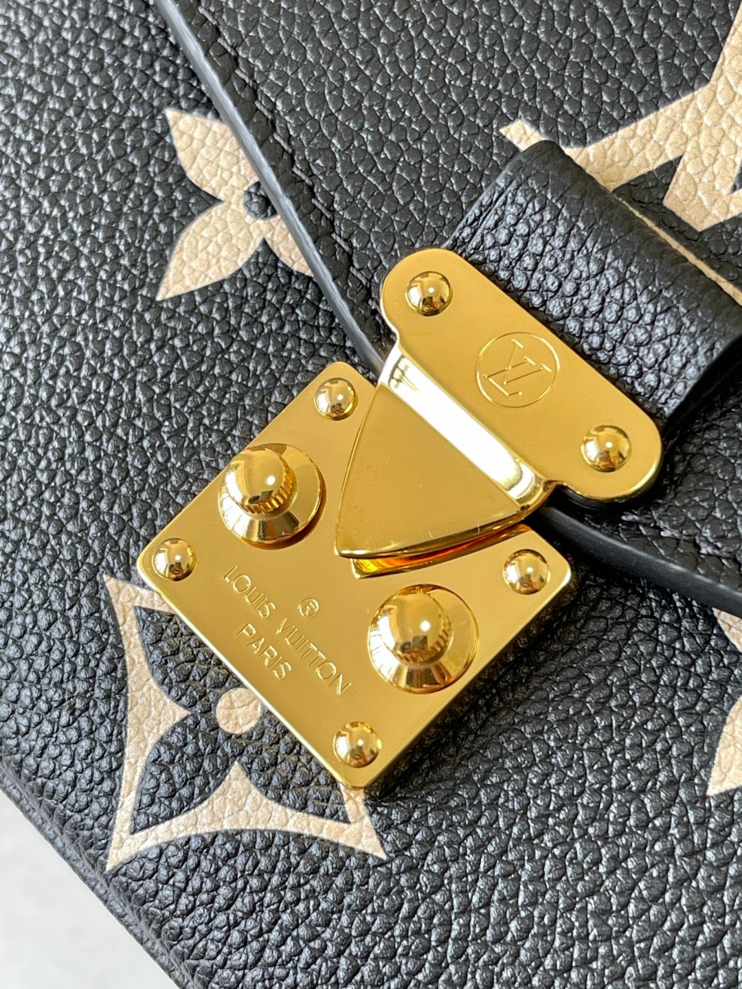 Louis Vuitton M46596 Pochette Métis East West