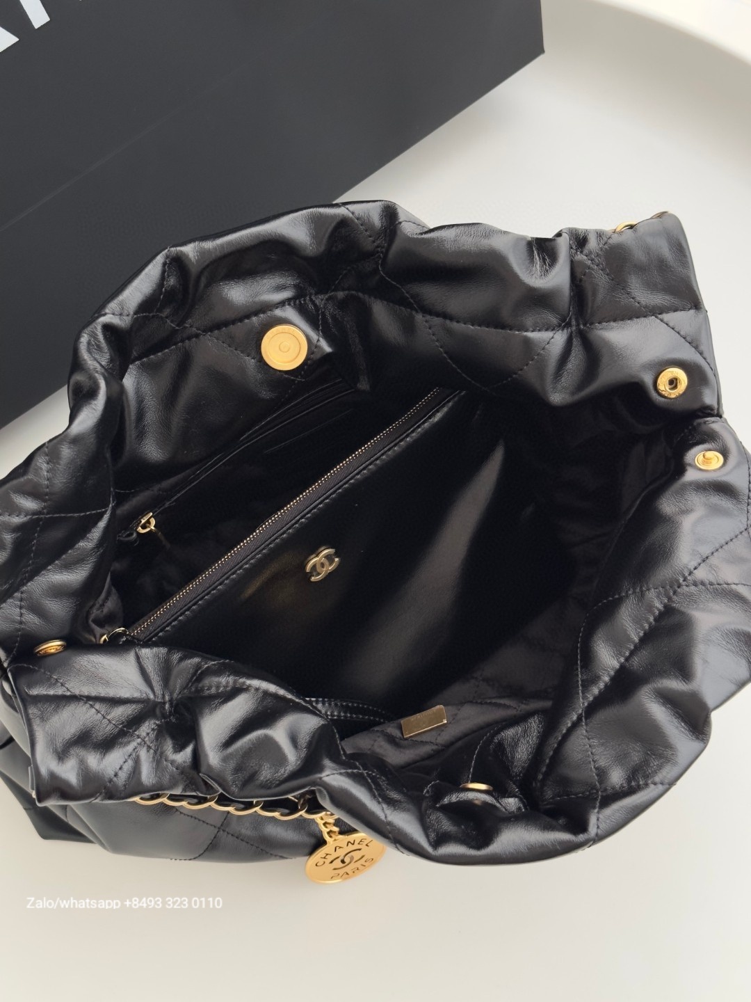 CHANEL 22 bag HANDBAG Shiny Calfskin & Gold-Tone Metal Black