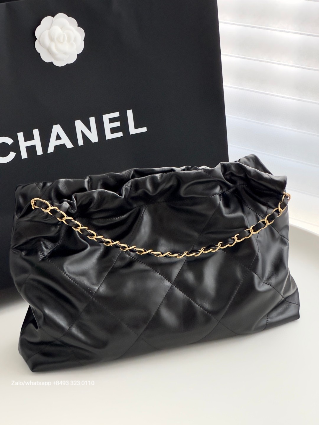 CHANEL 22 bag HANDBAG Shiny Calfskin & Gold-Tone Metal Black