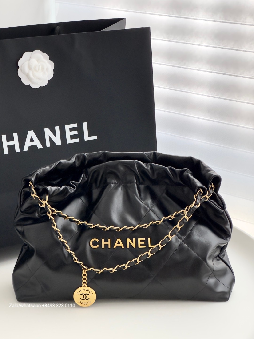 CHANEL 22 bag HANDBAG Shiny Calfskin & Gold-Tone Metal Black