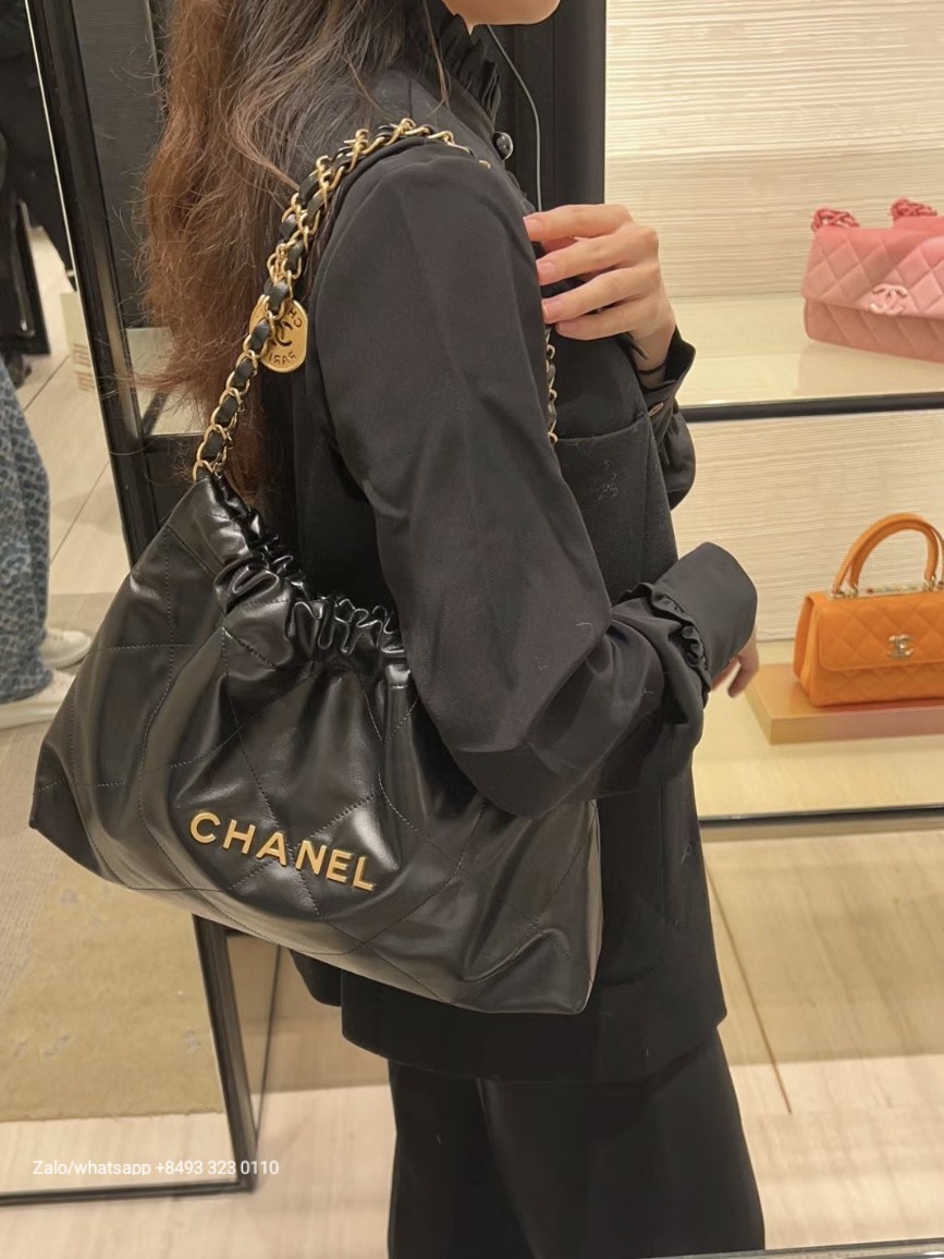CHANEL 22 bag HANDBAG Shiny Calfskin & Gold-Tone Metal Black