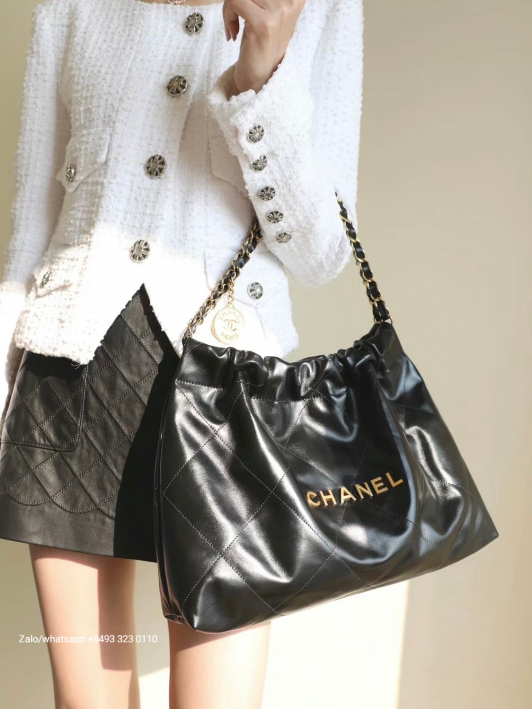 CHANEL 22 bag HANDBAG Shiny Calfskin & Gold-Tone Metal Black