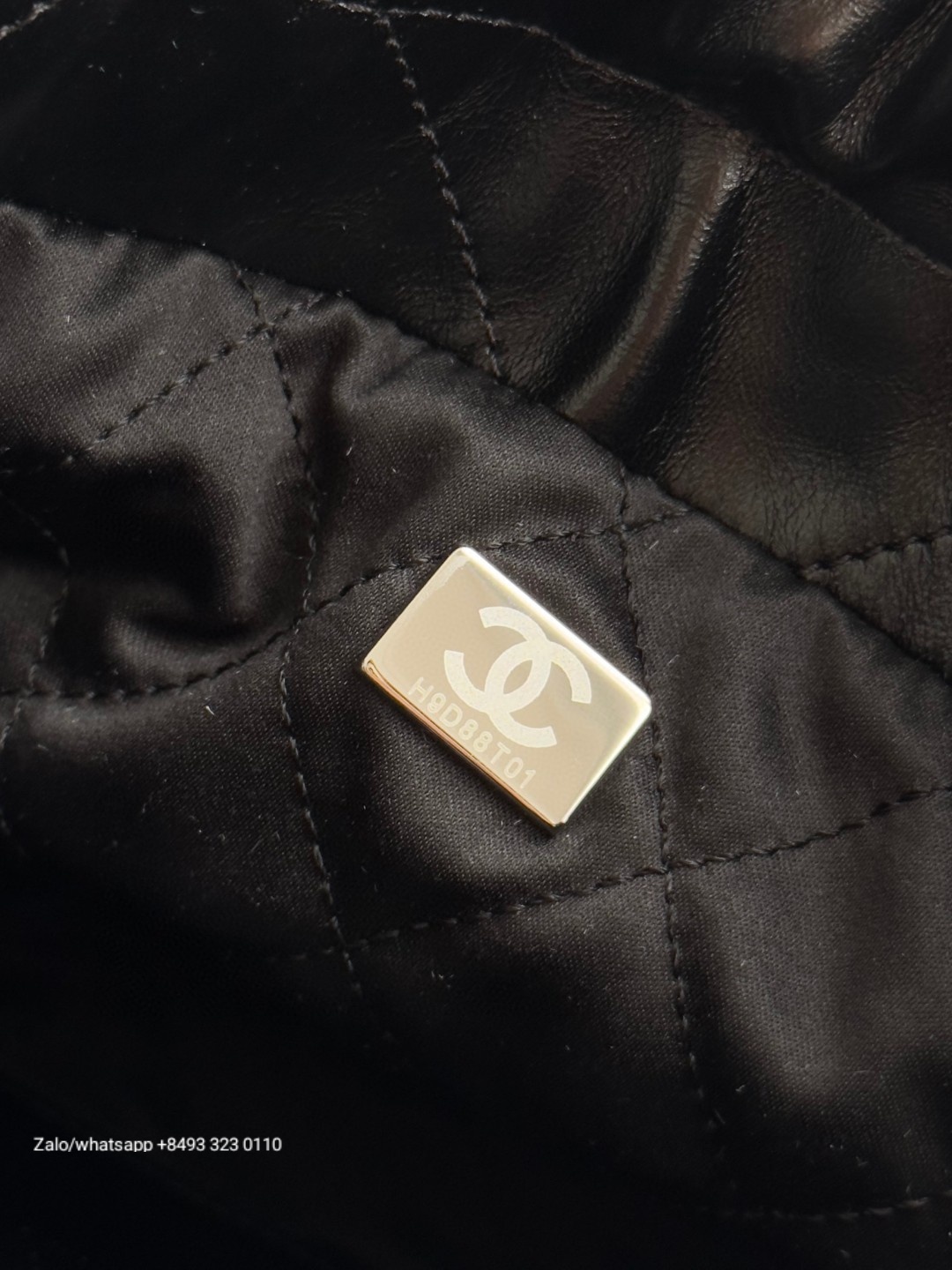 CHANEL 22 MINI HANDBAG Shiny Calfskin & black-Tone Metal Black AS3980