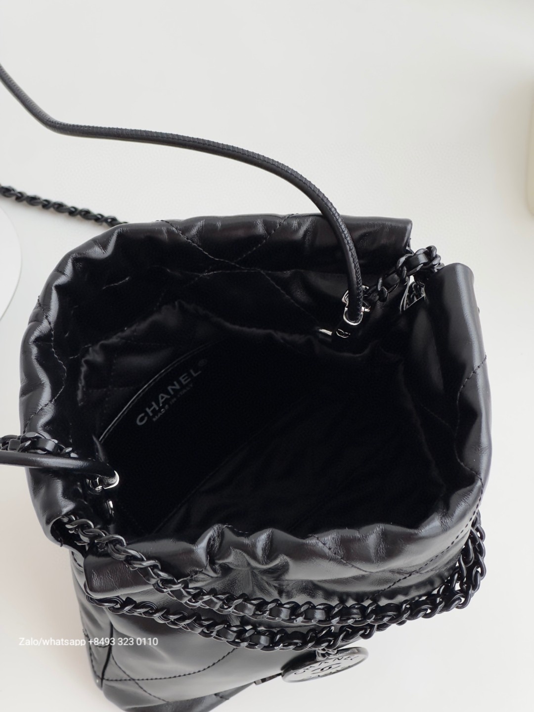 CHANEL 22 MINI HANDBAG Shiny Calfskin & black-Tone Metal Black AS3980