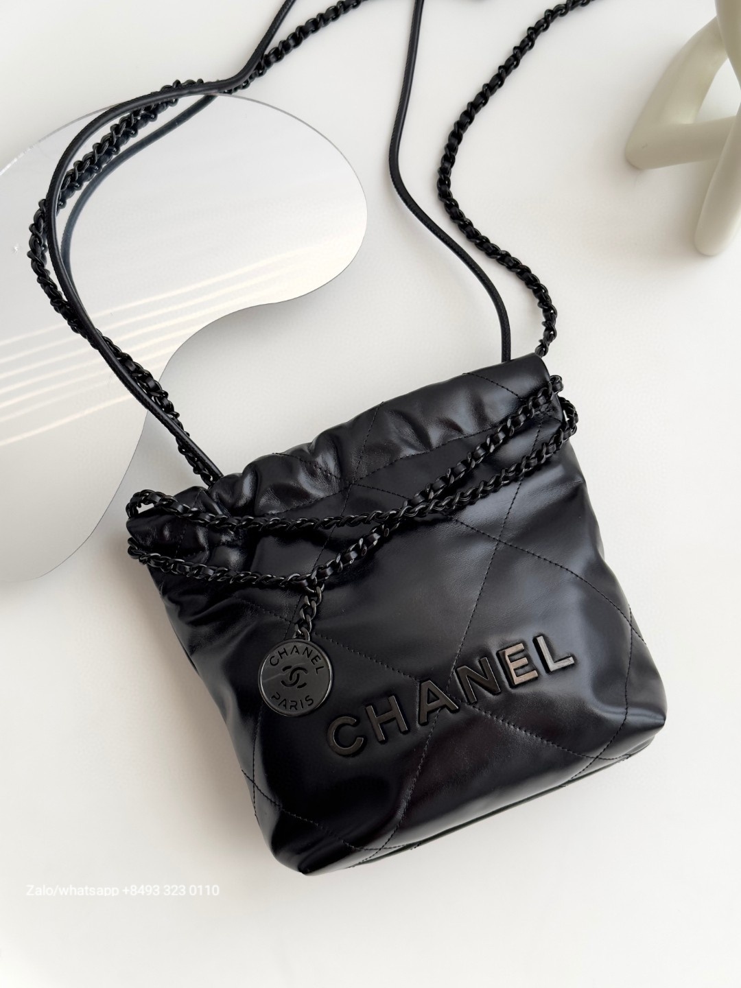 CHANEL 22 MINI HANDBAG Shiny Calfskin & black-Tone Metal Black AS3980