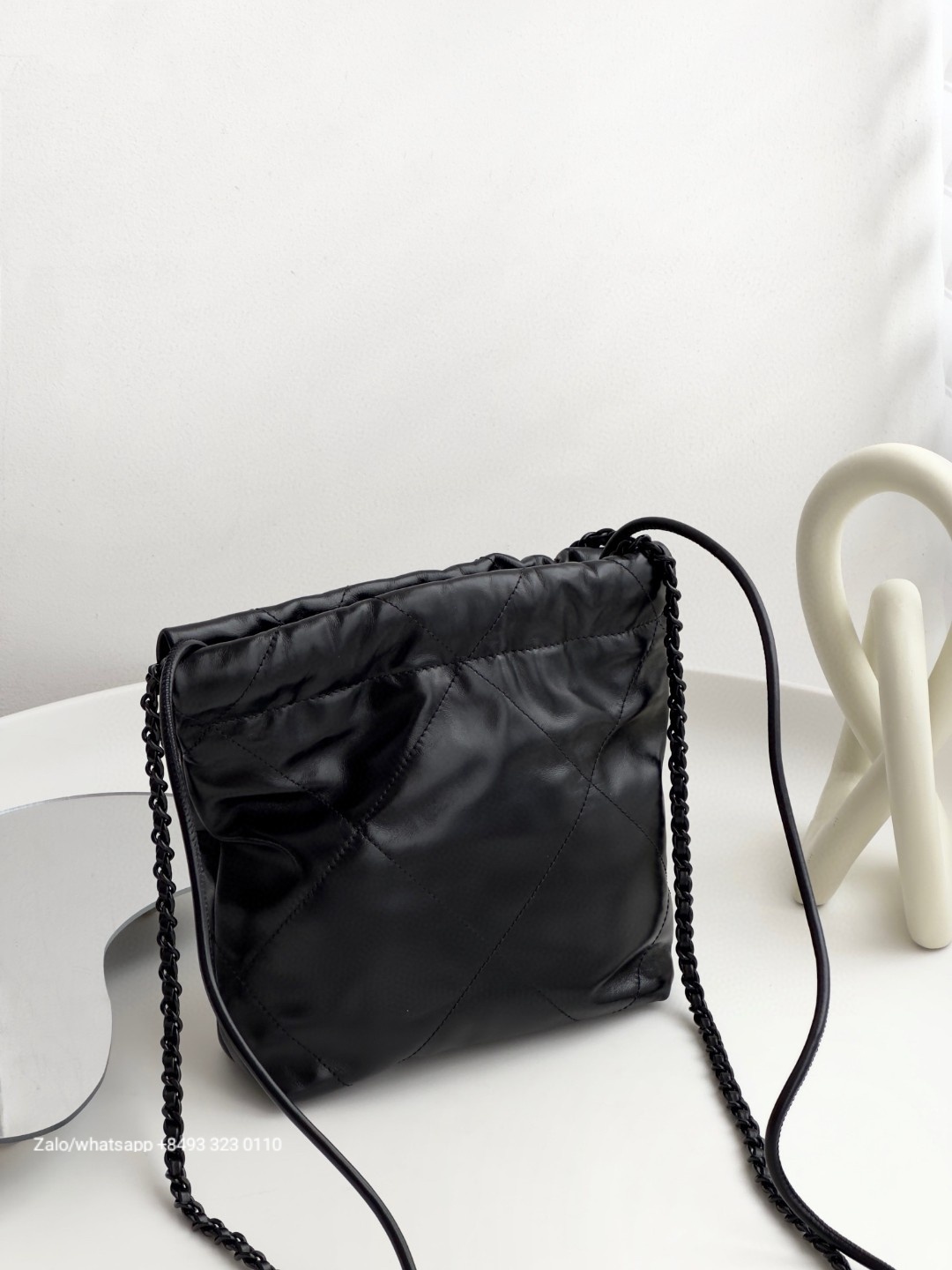 CHANEL 22 MINI HANDBAG Shiny Calfskin & black-Tone Metal Black AS3980