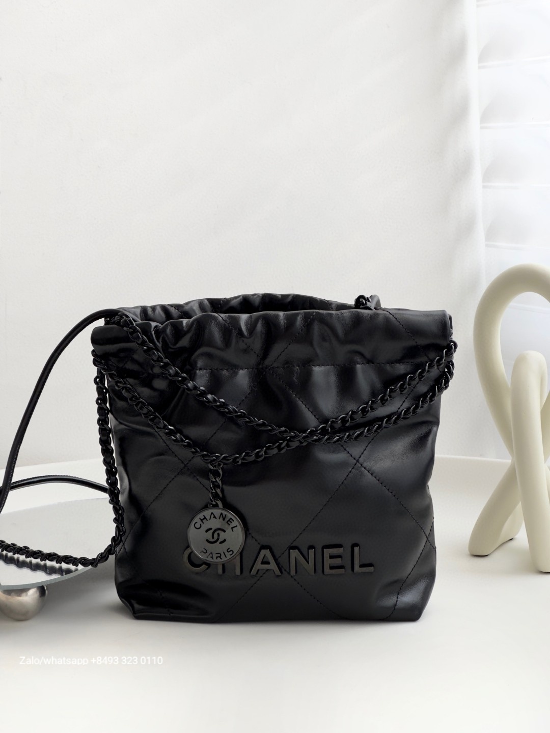 CHANEL 22 MINI HANDBAG Shiny Calfskin & black-Tone Metal Black AS3980