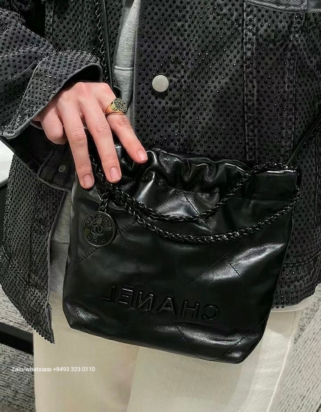 CHANEL 22 MINI HANDBAG Shiny Calfskin & black-Tone Metal Black AS3980