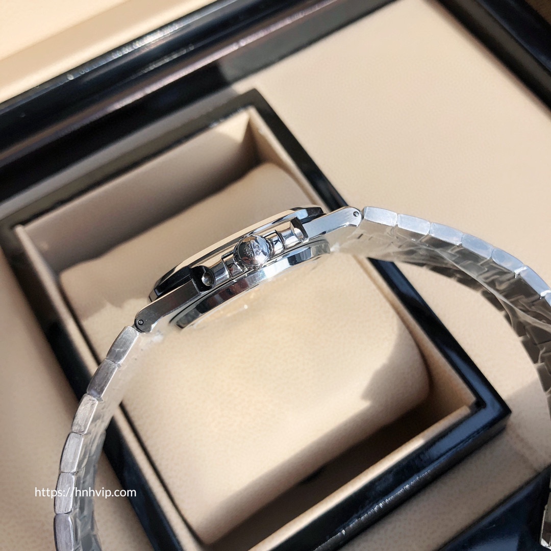 PATEK PHILIPPE NAUTILUS 5711 DIAMOND BEZEL BLUE DIAL