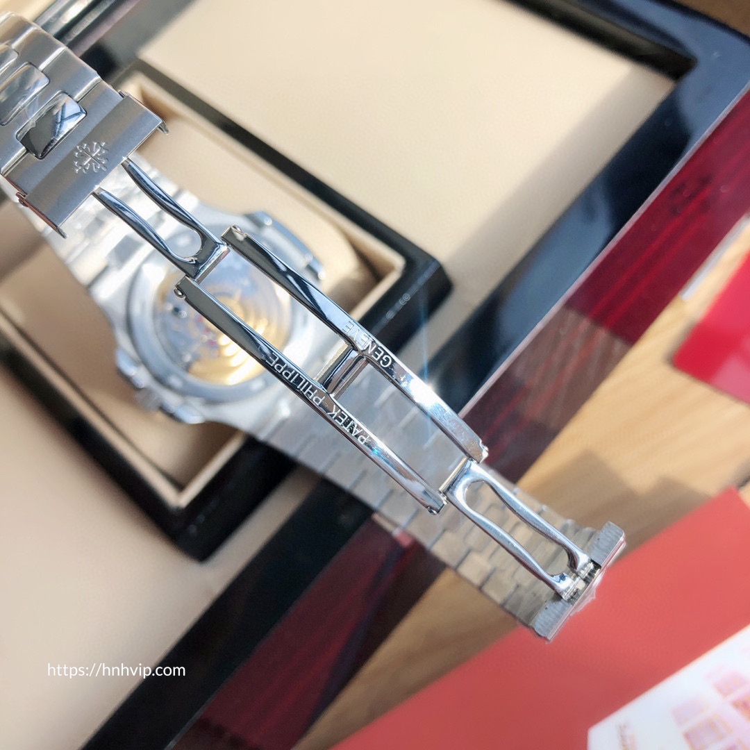 PATEK PHILIPPE NAUTILUS 5711 DIAMOND BEZEL BLUE DIAL