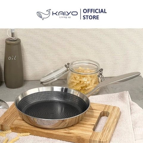 Chảo inox chống dính hoa văn nổi Tri-Ply đáy liền sâu lòng Kaiyo, size 26cm
