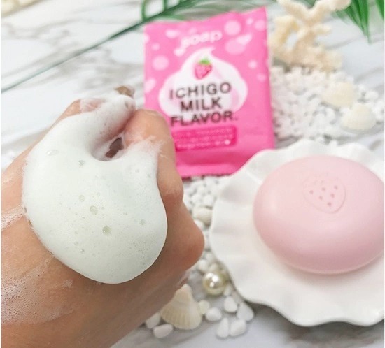 Xà phòng tắm chiết xuất từ sữa và dâu tây 80g