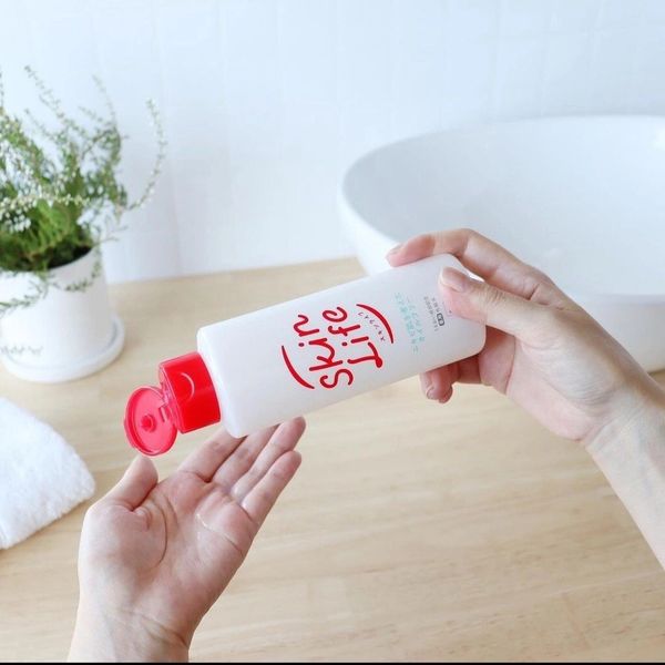 Nước Hoa Hồng Ngừa Mụn Và Se Khít Lỗ Chân Lông Cow Skin Life 150Ml