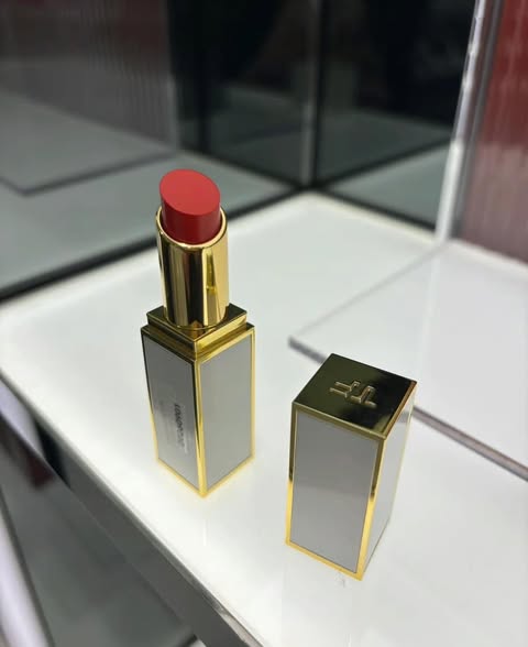 Son Tom Ford Ultra-Shine Lip Color 31 ILE D'amour Màu Đỏ Hồng Đào 3.3g