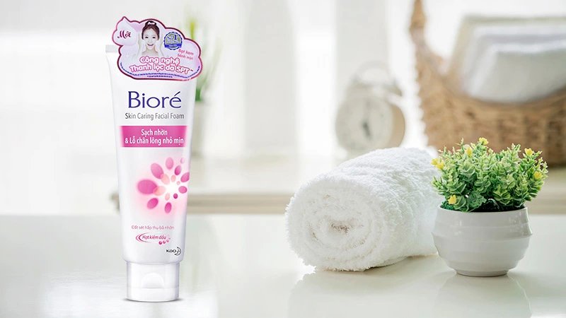 Sữa rửa mặt dưỡng da Biore tẩy da chết(130g) - Hồng