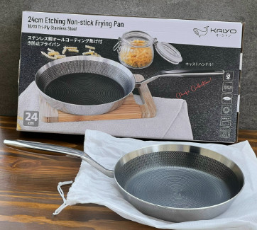 Chảo inox chống dính hoa văn nổi Tri-Ply đáy liền Kaiyo, size 24cm