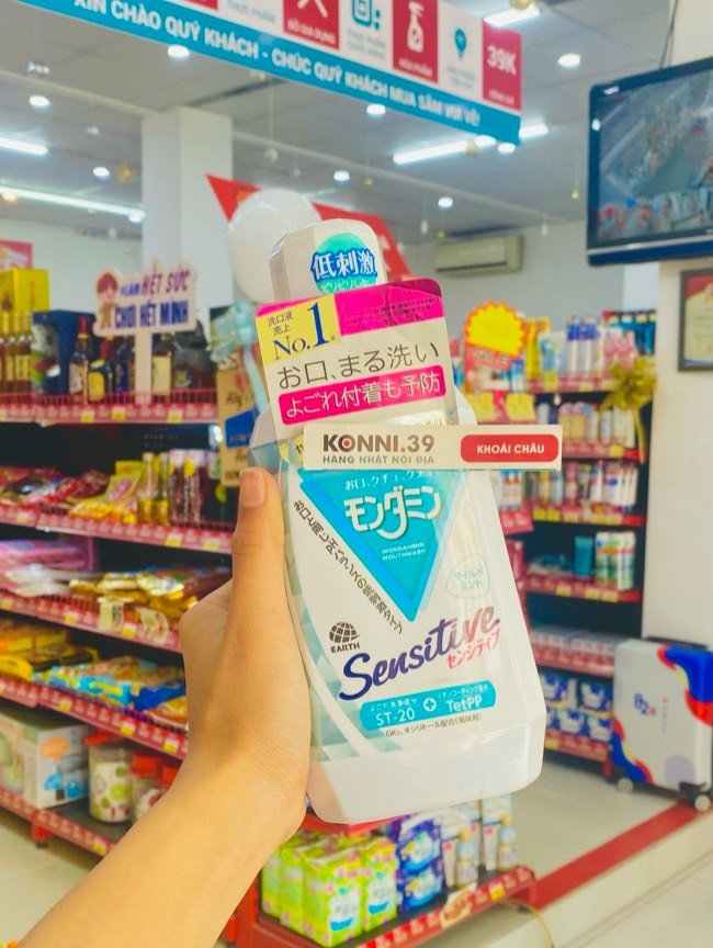 Nước súc miệng nhạy cảm Mondamine 700mL. Thích hợp với những người có răng và nướu nhạy cảm