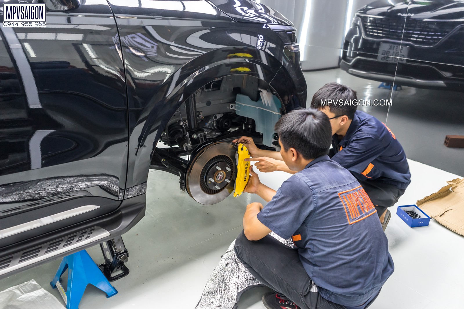 Carnival 2023 cách âm hốc bánh xe, sơn mâm đen thể thao