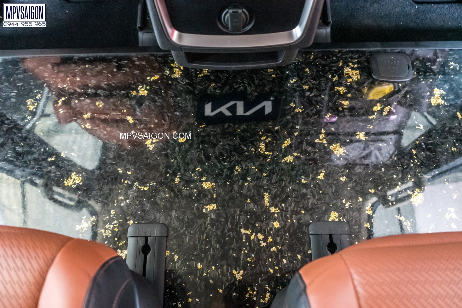 Carnival nâng cấp sàn Carbon pha lá vàng, vật liệu mới tại MPVSAIGON