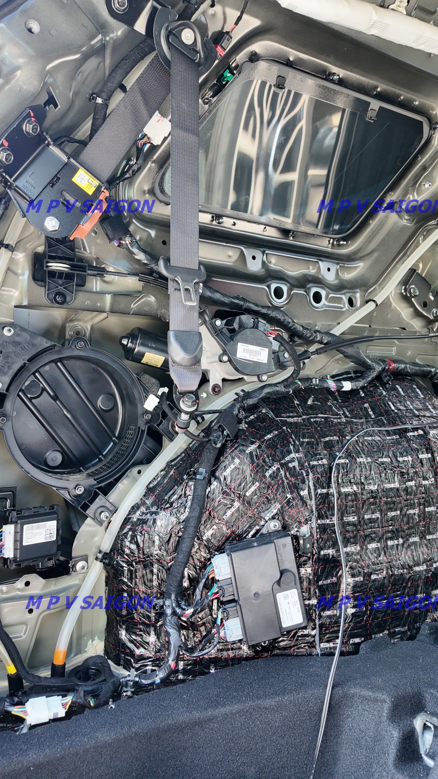 Vị trí đặt sub hơi Kia carnival lắp zin