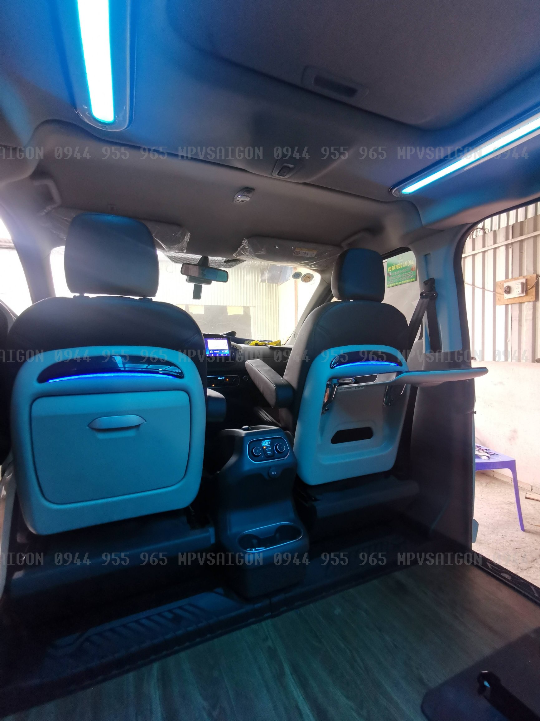 Bàn xếp lưng ghế xe Ford Tourneo - MPVSAIGON