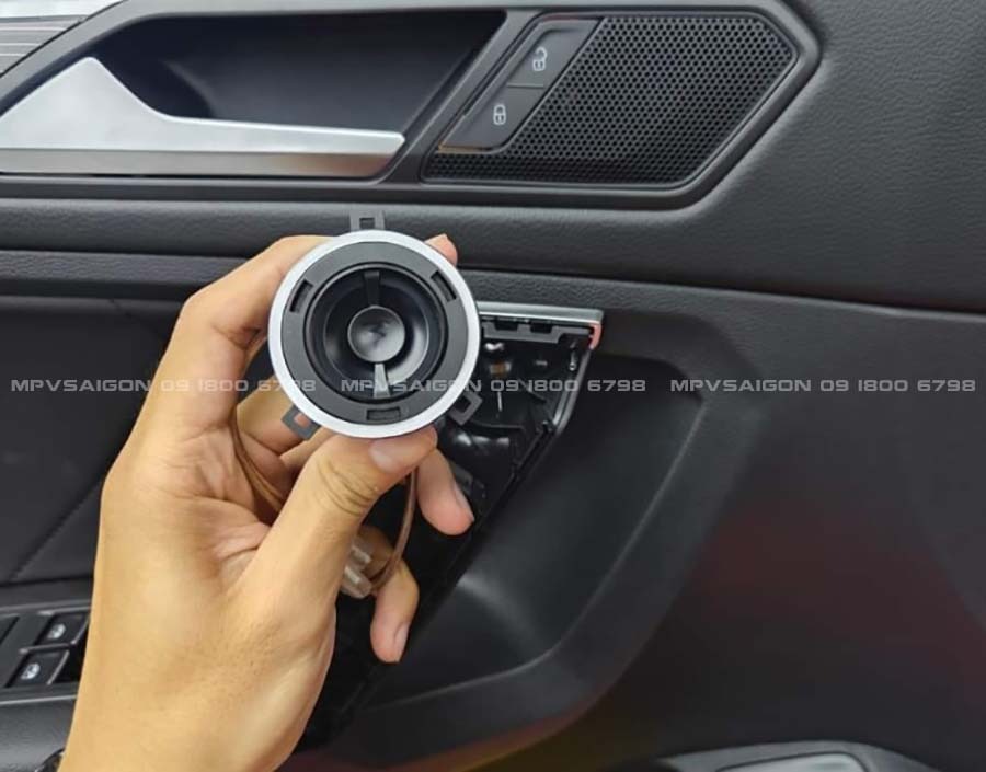 FOCAL IS VW 180: phụ kiện đi kèm gồm mạch phân tần và jack cắm zin