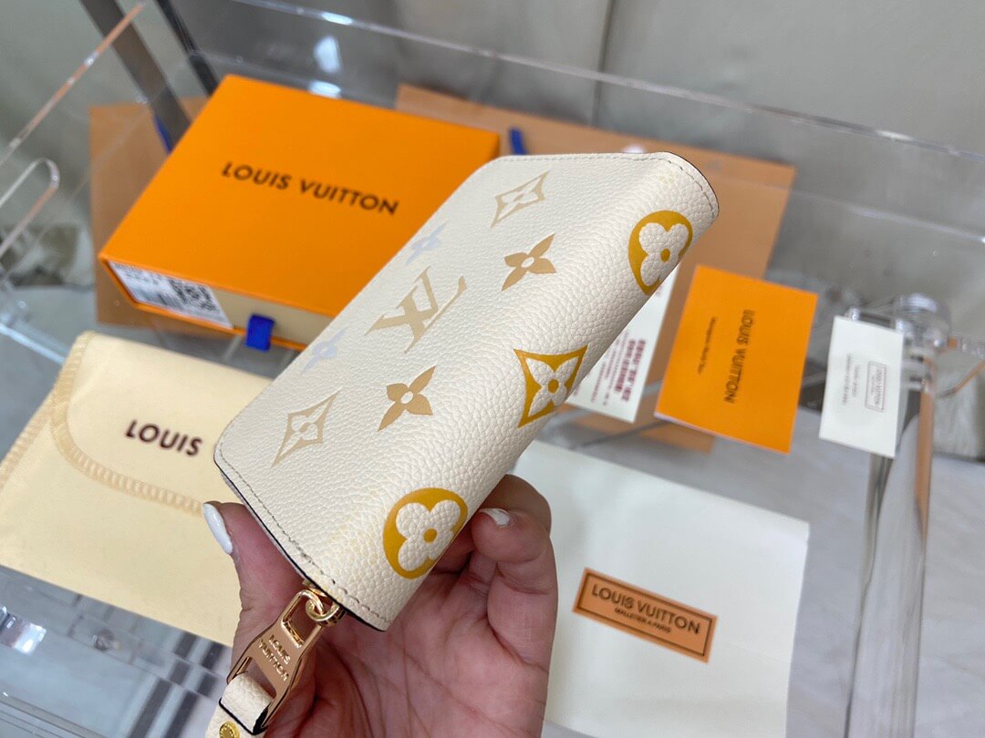LOUIV Coin Purse By The Pool
