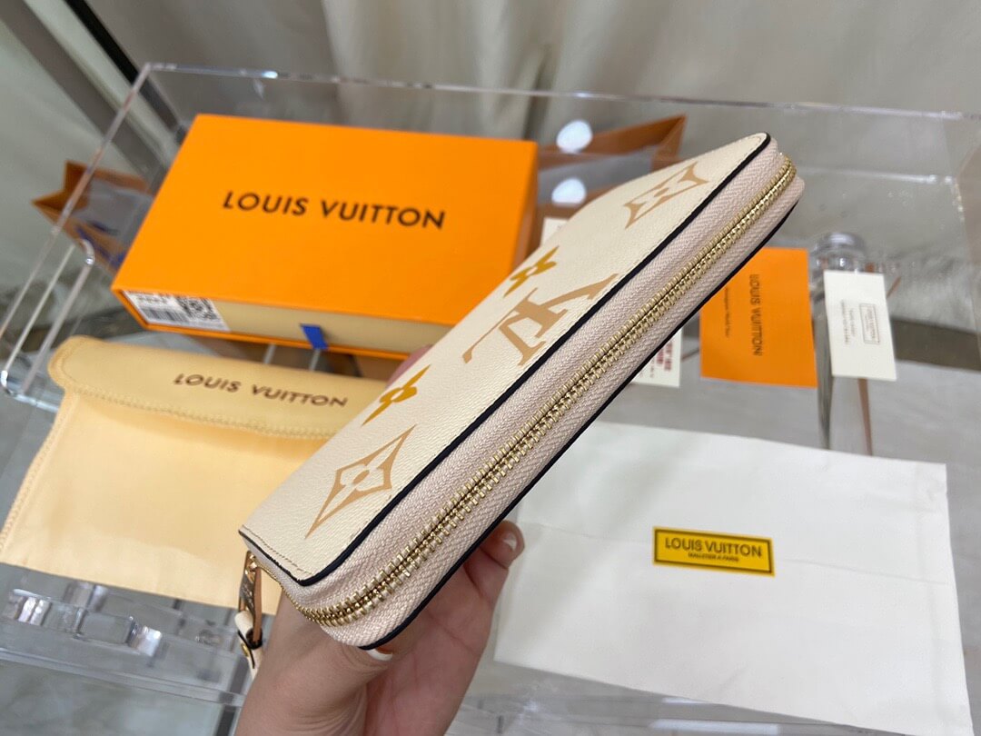 LOUIV Zippy Wallet By The Pool