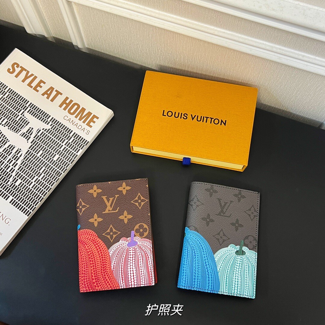 LOUIV Passport Cover