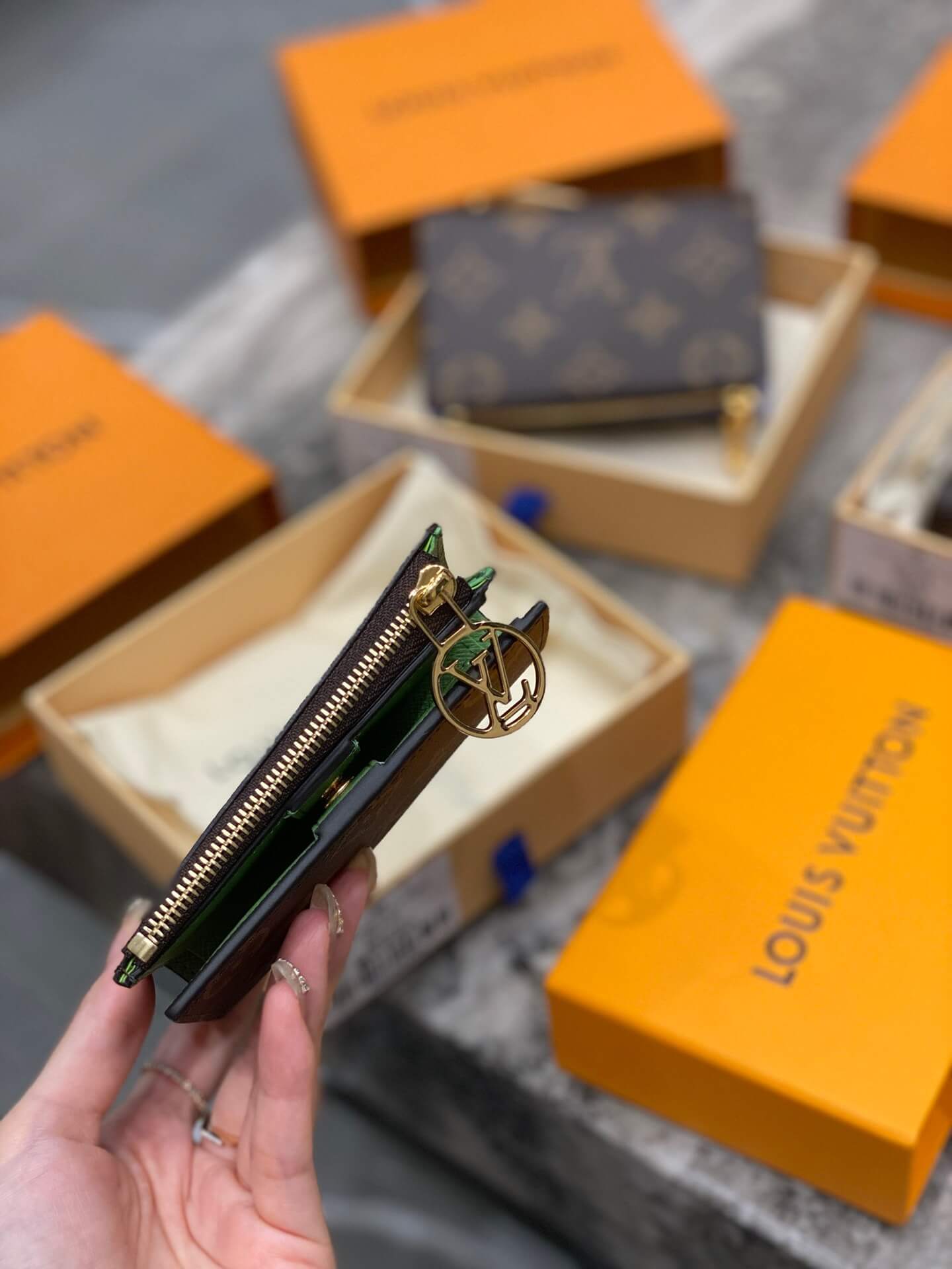LOUIV Lisa Wallet