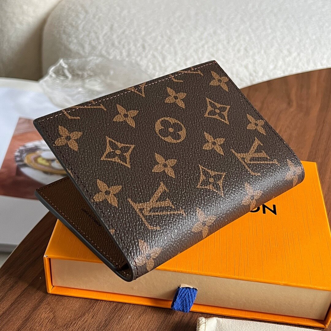 LOUIV Passport Cover