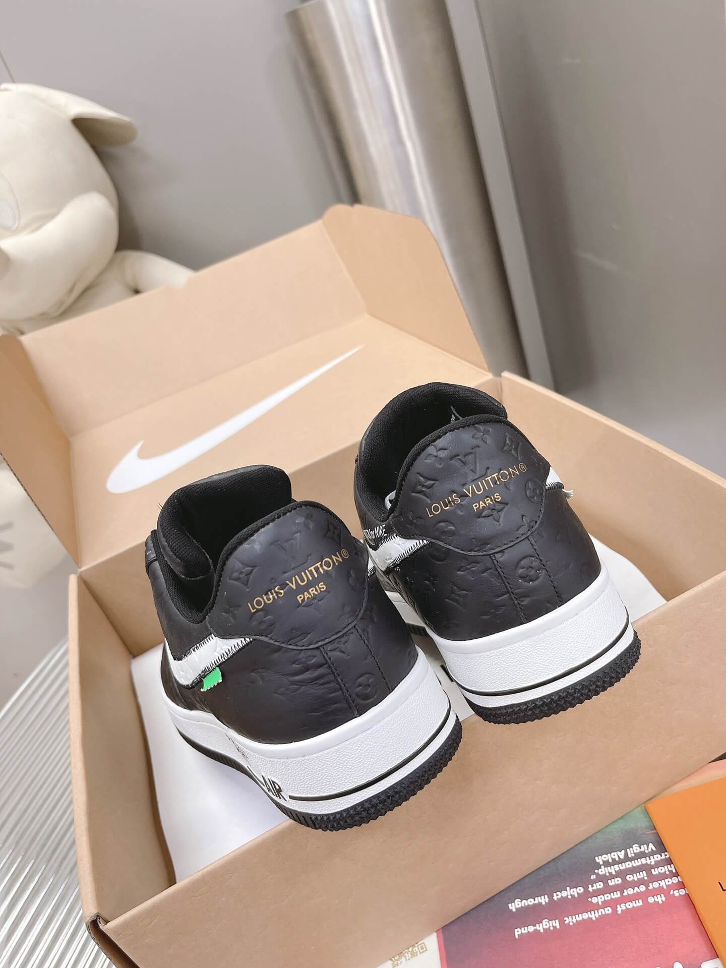 Nike Air LV Sneakers