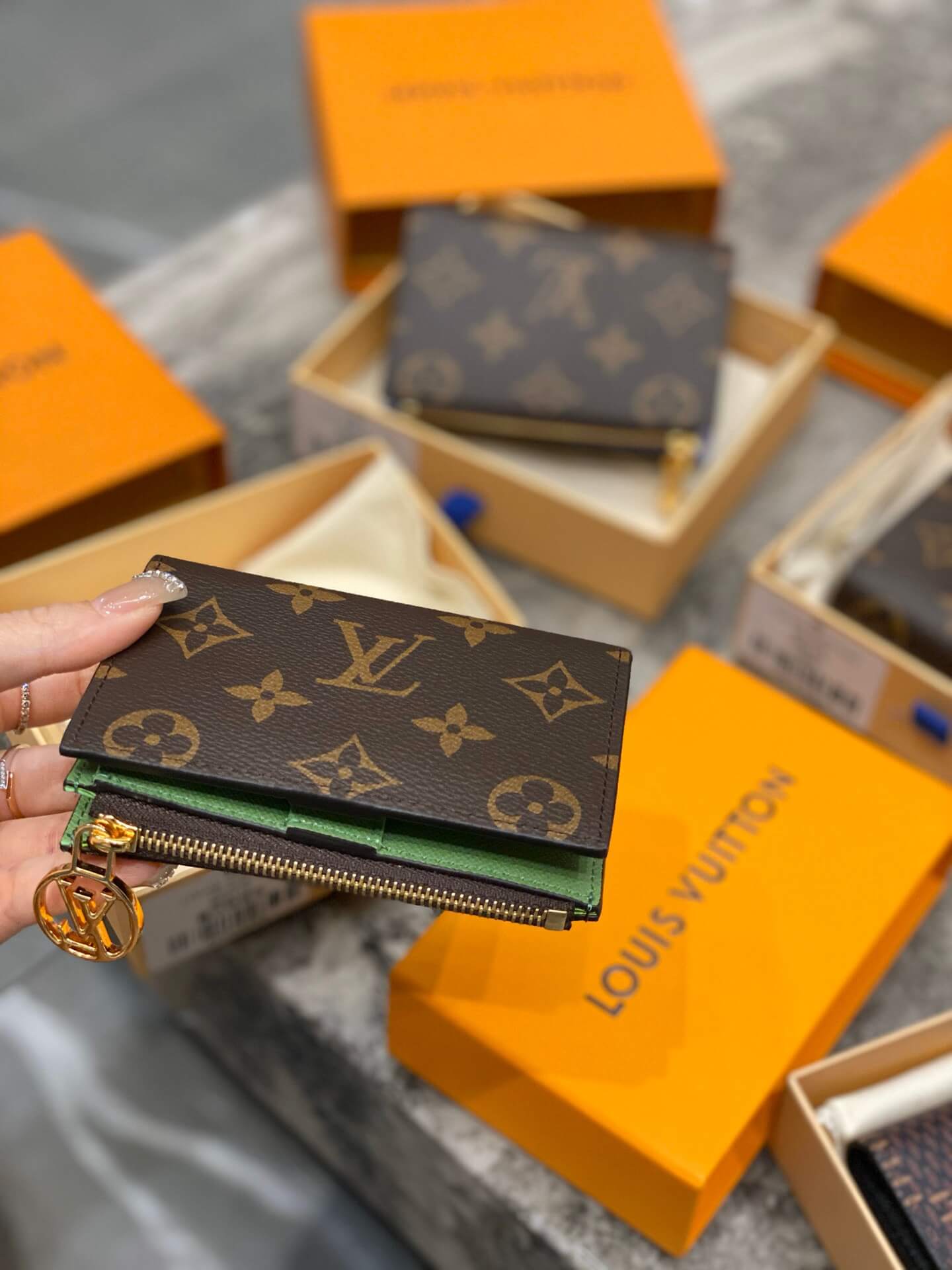 LOUIV Lisa Wallet