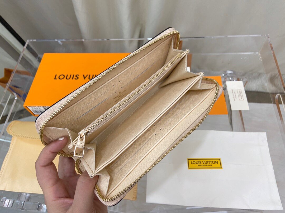 LOUIV Zippy Wallet By The Pool