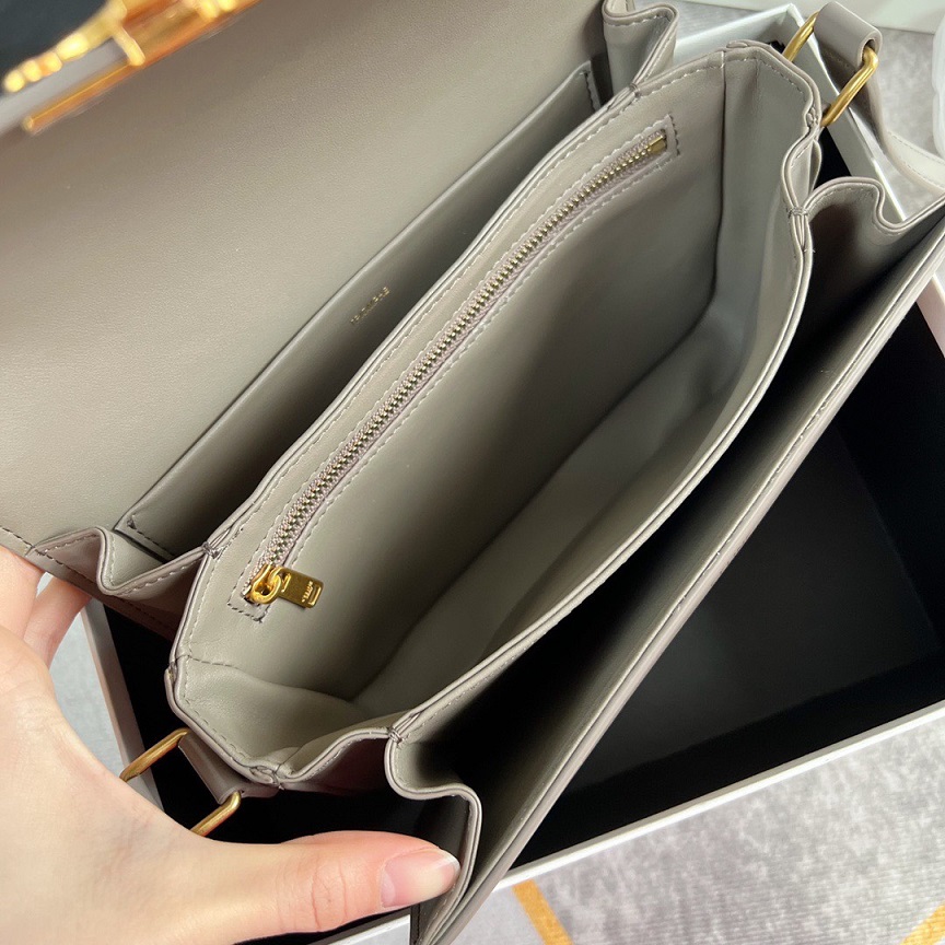CEL Triomphe Crossbody 23