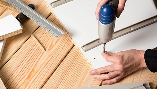 Thực hiện tháo lắp tủ gỗ ép