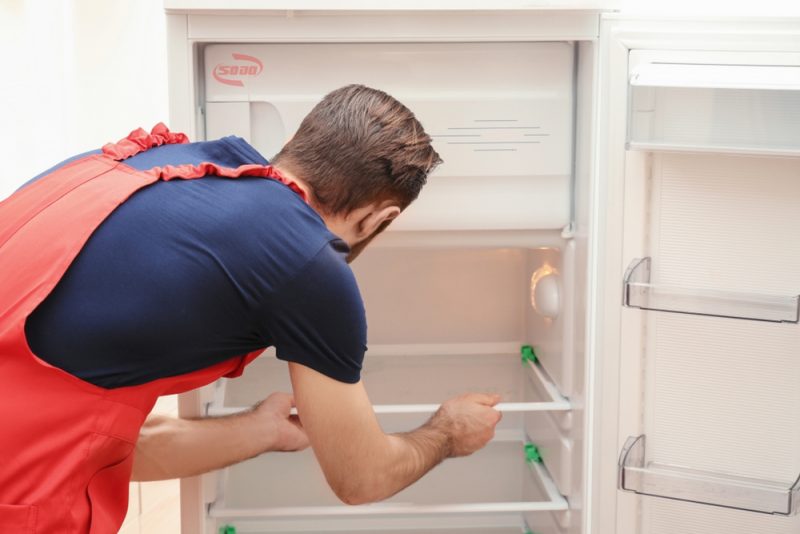 Tháo kết các ngăn kệ có trong tủ sẽ giúp bảo vệ chúng không bị vỡ, gãy