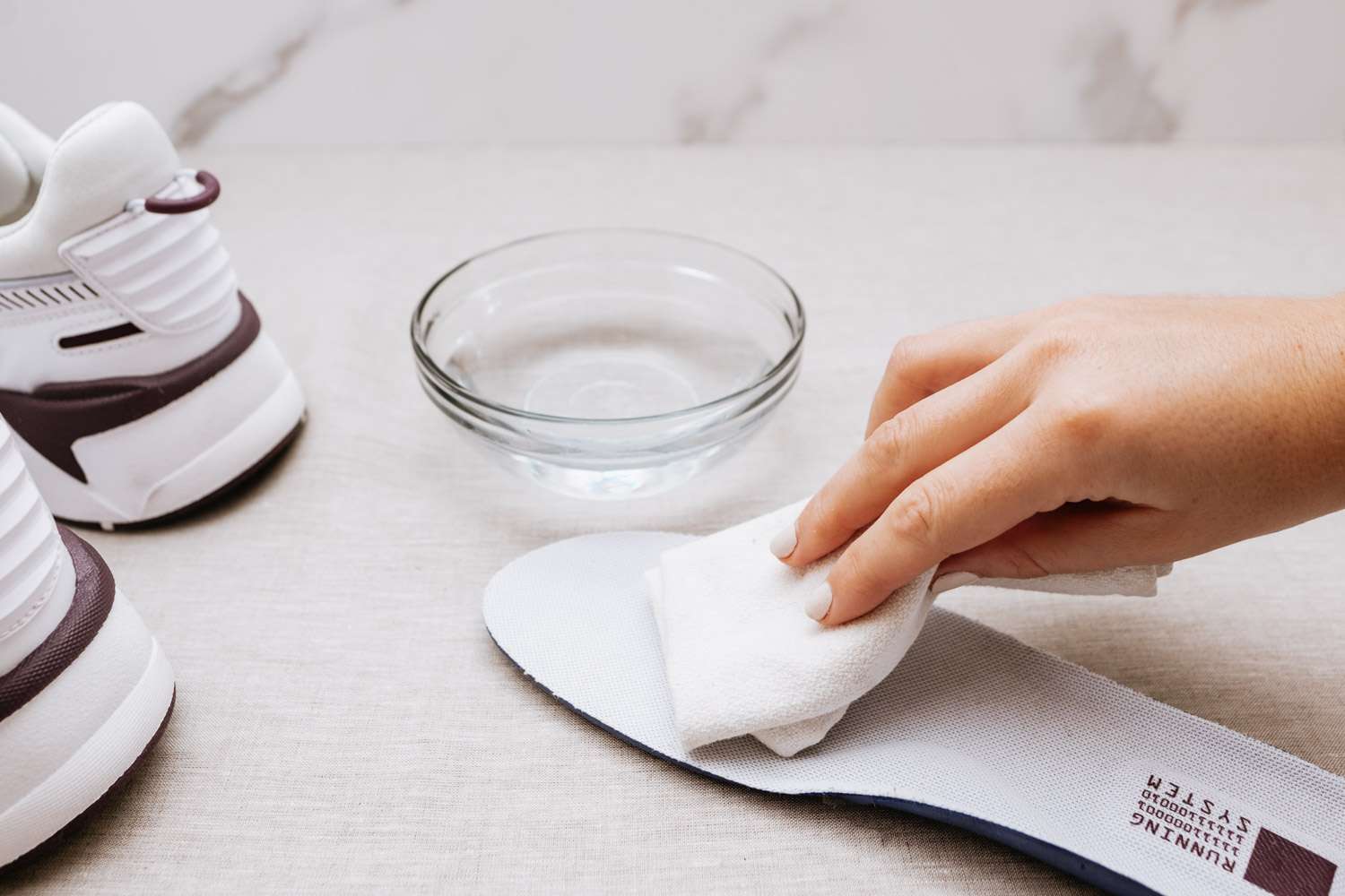 Hướng dẫn chăm sóc đế lót giày: Cách vệ sinh đế lót giày đúng cách Hinh anh 4: Huong dan cham soc de lot giay: Cach ve sinh de lot giay dung cach