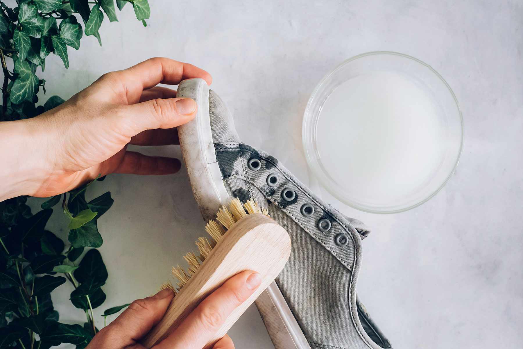 Cách giặt giày vải 6