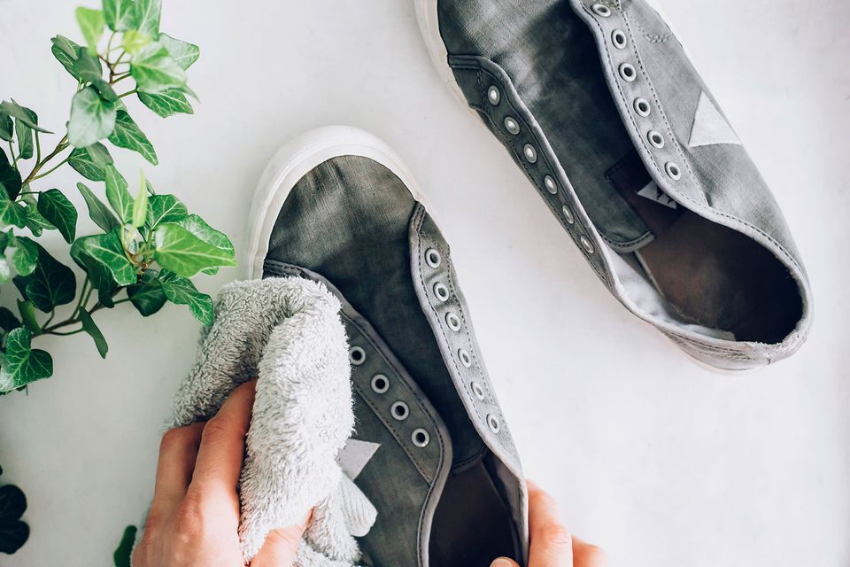 Cách giặt giày vải 1