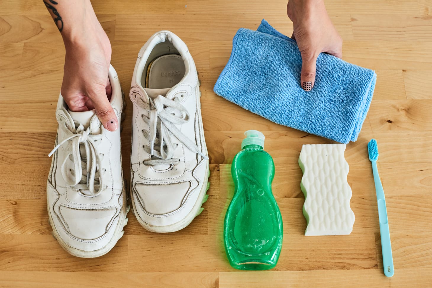 Cách tẩy trắng đế giày bị ố vàng 1