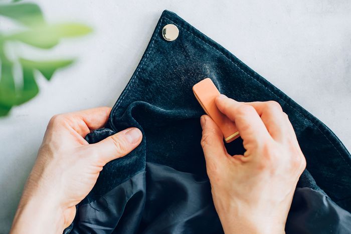 Cách tẩy vết ố trên giày, quần áo và đồ đạc bằng da lộn - 10