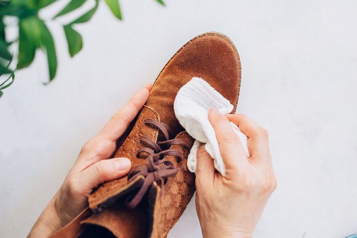 Cách tẩy vết ố trên giày, quần áo và đồ đạc bằng da lộn - 15