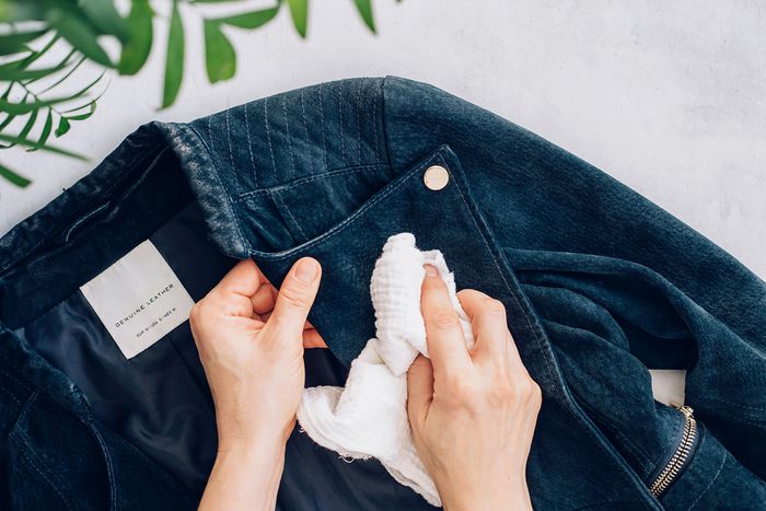 Cách tẩy vết ố trên giày, quần áo và đồ đạc bằng da lộn - 2