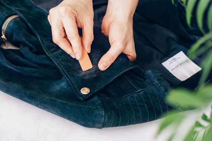 Cách tẩy vết ố trên giày, quần áo và đồ đạc bằng da lộn - 3